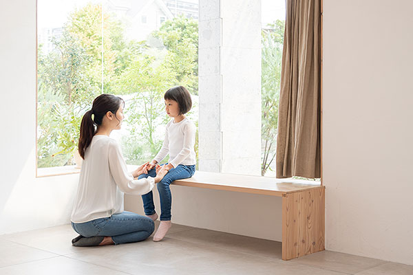 Mother preparing child for first dentist trip